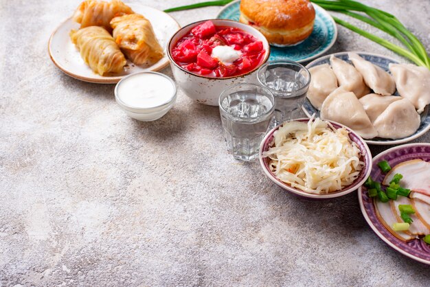 stôl s tradičnými jedlami